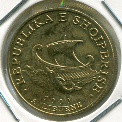 Монета Албания 20 лек 2000 год.