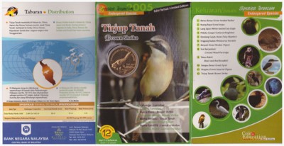 Малайзия, 25 центов, 2005 год. Монета "Tirjup Tanah" из двенадцати серии "Птицы", в красочном буклете.